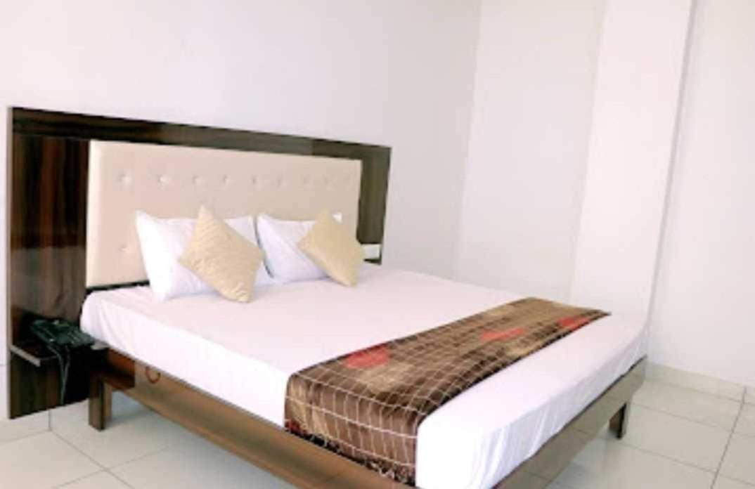 Oyo Palace Hotel Rohtak Ngoại thất bức ảnh