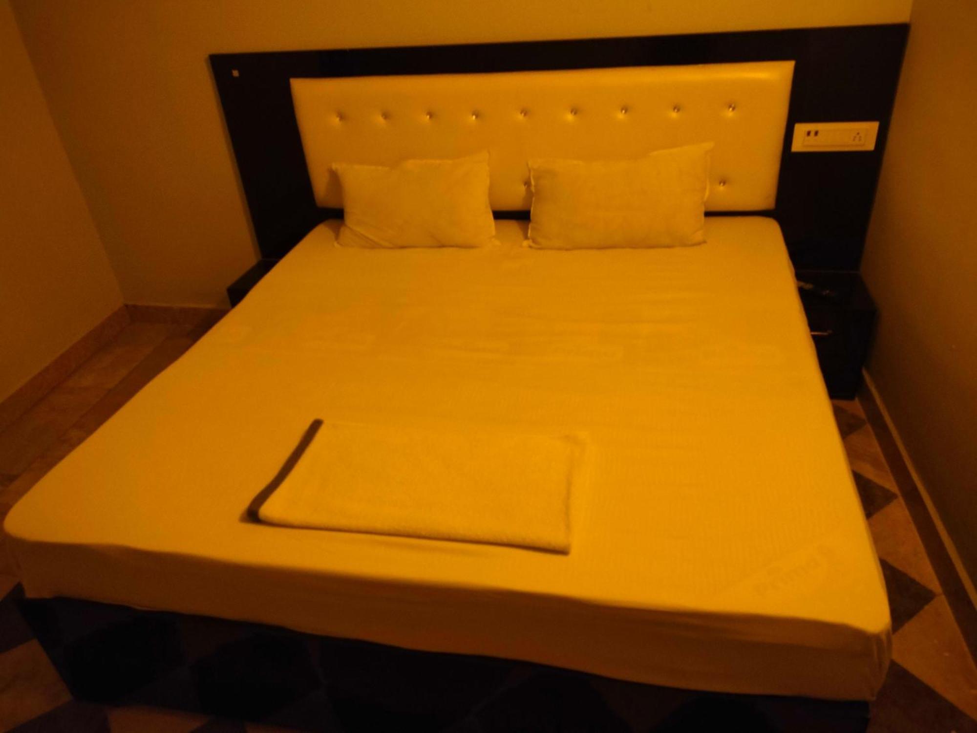Oyo Palace Hotel Rohtak Ngoại thất bức ảnh